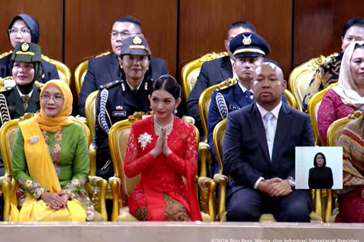 Selvi Ananda, Kebaya, istri gibran, wakil presiden gibran rakabuming raka, wapres gibran rakabuming raka, istri wakil presiden, kebaya selvi ananda, istri wakil presiden ri, 5 Gaya Ibu Wapres Selvi Ananda Pakai Kebaya, Anggun Penuh Warna, 1. Kebaya kartini warna pink pastel, 2. Kebaya kartini warna butter yellow, 3. Kebaya kutubaru warna hijau mint, 4. Kebaya fuschia dan songket, 5. Kebaya kutubaru merah