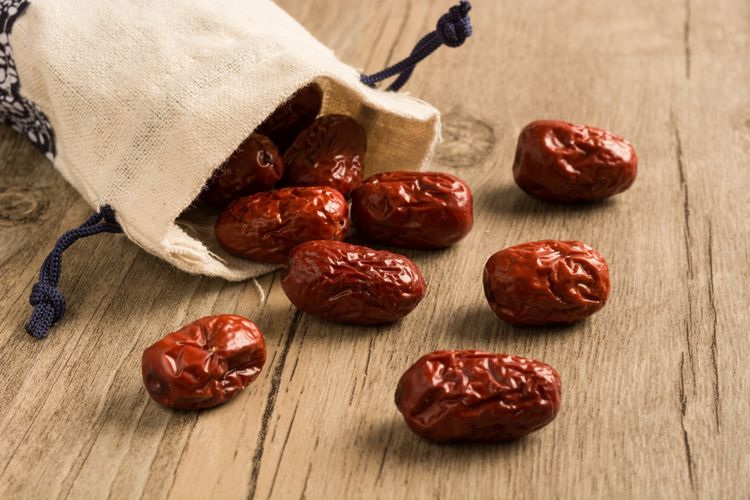 kurma, Ide Takjil Kurma yang Simpel dan Mengenyangkan, Tertarik Coba?, 1. Puding kurma yoghurt, 2. Kue cokelat kurma, 3. Teh Rempah Kurma, 4. Overnight oat kurma, 5. Susu kurma, 6. Pisang goreng kurma, 7. Kurma keju, 8. Smoothie kurma susu, 9. Infused water kurma, 10. Salad buah saus kurma