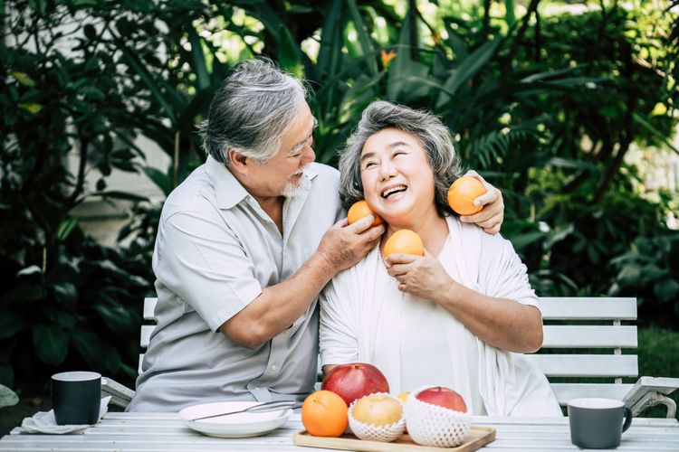 Cinta, bahasa cinta, menyatakan cinta, pasangan, mengungkapkan cinta, ekspresi cinta, mengekspresikan cinta pada pasangan, mengungkapkan cinta ke pasangan, Psikolog Sebut Ekspresi Cinta yang Konsisten Bikin Hubungan Langgeng dan Mental Sehat, Mengekspresikan cinta ke pasangan bisa menyehatkan, Hubungan yang sudah lama tetap butuh upaya ekspresi cinta, Intimasi dan kedekatan masih sangat penting, Merayakan momen penting jadi cara sederhana jatuh cinta lagi
