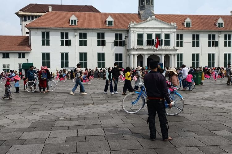 Kota Tua, POV Menjelajahi Kota Tua Jakarta, Lokasi Syuting Lisa BLACKPINK, Menyusuri Bangunan Bersejarah Kota Tua, Bersepeda Ontel Bernuansa Tempo Dulu, Menikmati Pertunjukan Seni Jalanan, Berburu Foto , Mengunjungi Museum-Museum Ikonik, Kota Tua sebagai Ruang Sejarah yang Aktif