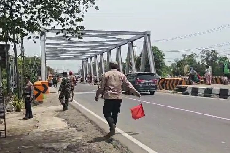 penyapu koin di Jembatan Sewo, Tak Hanya Warga Lokal, Penyapu Koin dari Daerah Lain Nekat Beraksi di Jembatan Sewo Indramayu, Apa yang terjadi dalam penertiban di Jembatan Sewo?, Mengapa aktivitas penyapu koin dinilai berbahaya?, Bagaimana kronologi kecelakaan yang terjadi?, Apa fakta di balik fenomena penyapu koin?, Apa langkah pemerintah untuk mengatasi masalah ini?