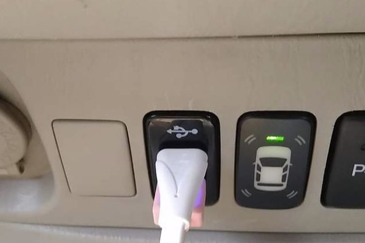 mengecas HP, Aki Mobil, aki mobil soak, aki mobil soak sering dipakai cas HP, Mengecas HP, Mengecas HP di mobil, Sering Ngecas HP di Mobil Bikin Aki Cepat Soak?