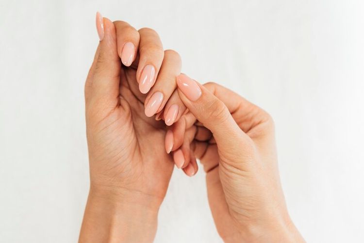 11 Cara Praktis Perbaiki Kuku Rusak Pasca-Manikur Gel, 1. Lembapkan secara teratur, 2. Gunakan krim atau minyak kutikula, 3. Rendam kuku dalam minyak zaitun, 4. Pijat ujung-ujung jari, 5. Gunakan asam hialuronat, 6. Tingkatkan konsumsi biotin, 7. Gunakan perawatan keratin, 8. Perkuat dengan kolagen dan ekstrak kamelia, 9. Ubah cara menghapus cat kuku, 10. Kenakan sarung tangan, 11. Jangan gunakan kuku sebagai alat bantu