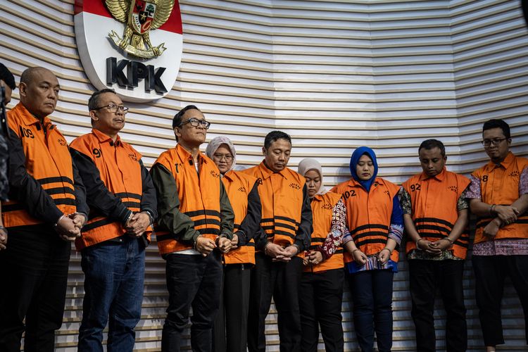 wamenaker immanuel ebenezer tersangka, sosok Irvian Bobby Mahendro, siapa Irvian Bobby Mahendro, kasus korupsi Rp 69 miliar Kemenaker, daftar tersangka kasus K3 Kemenaker, skandal pemerasan sertifikat K3 2025, KPK tangkap pejabat Kemenaker, aliran dana korupsi Rp 69 miliar, Presiden Prabowo copot Immanuel Ebenezer, Siapa Irvian Bobby Mahendro? Tersangka Kasus Wamenaker Immanuel Ebenezer yang Terima Rp 69 Miliar, Gunakan Rp 69 miliar untuk belanja hingga DP rumah, Deretan penerima aliran dana, Immanuel Ebenezer juga terseret, Kasus besar di tubuh Kemenaker
