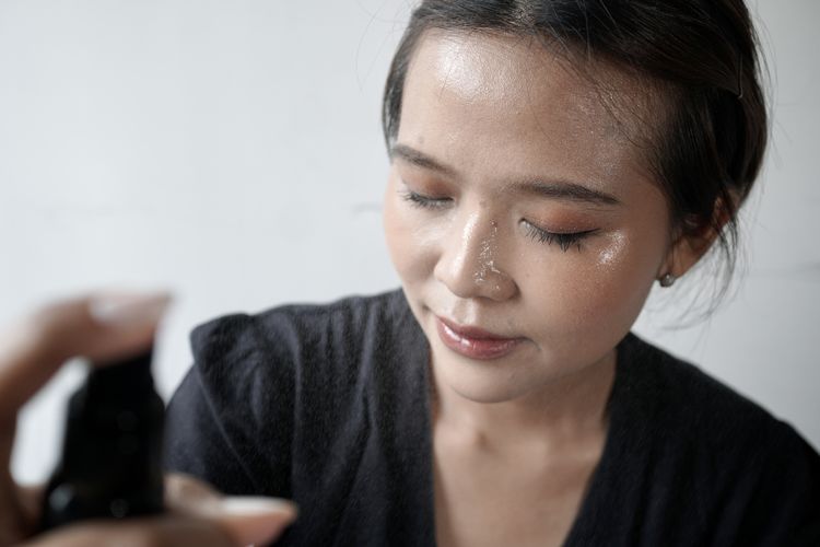 Idul Adha, Idul Adha 2025, idul adha, idul adha 2025, tutorial makeup untuk idul adha, makeup untuk idul adha, cara touch up makeup yang benar, cara touch up makeup, 5 Cara Touch Up Makeup yang Benar agar Segar Saat Idul Adha 2025, 1. Atasi minyak dengan blotting paper dan tisu, 2. Aplikasikan bedak tipis-tipis, 3. Gunakan setting spray untuk "mengunci", 4. Siapkan touch up kit yang ringkas, 5. Pilih bedak yang tepat