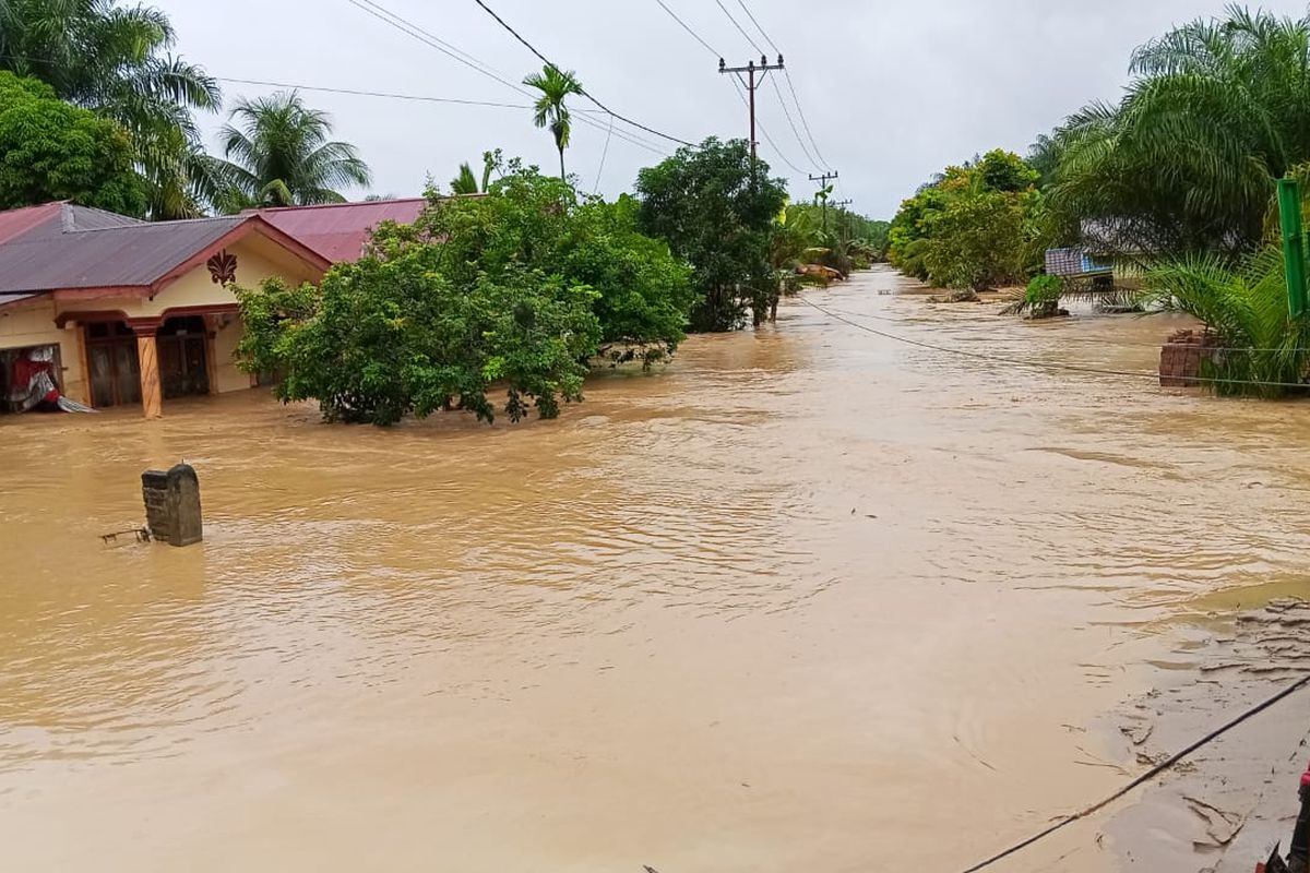 Tapanuli Selatan, banjir dan tanah longsor, Kabupaten Tapanuli Selatan, banjir dan tanah longsor di Tapanuli Selatan, Sumatera Utara, kabupaten tapanuli selatan, Banjir dan Longsor di Tapanuli Selatan: 11 Kecamatan Terdampak dan 8 Orang Meninggal, 11 Kecamatan terdampak banjir dan longsor, Korban jiwa dan ribuan warga mengungsi, Kondisi memprihatinkan di Desa Simataniari, Akses terputus akibat longsor, Status tanggap darurat dan kebutuhan mendesak