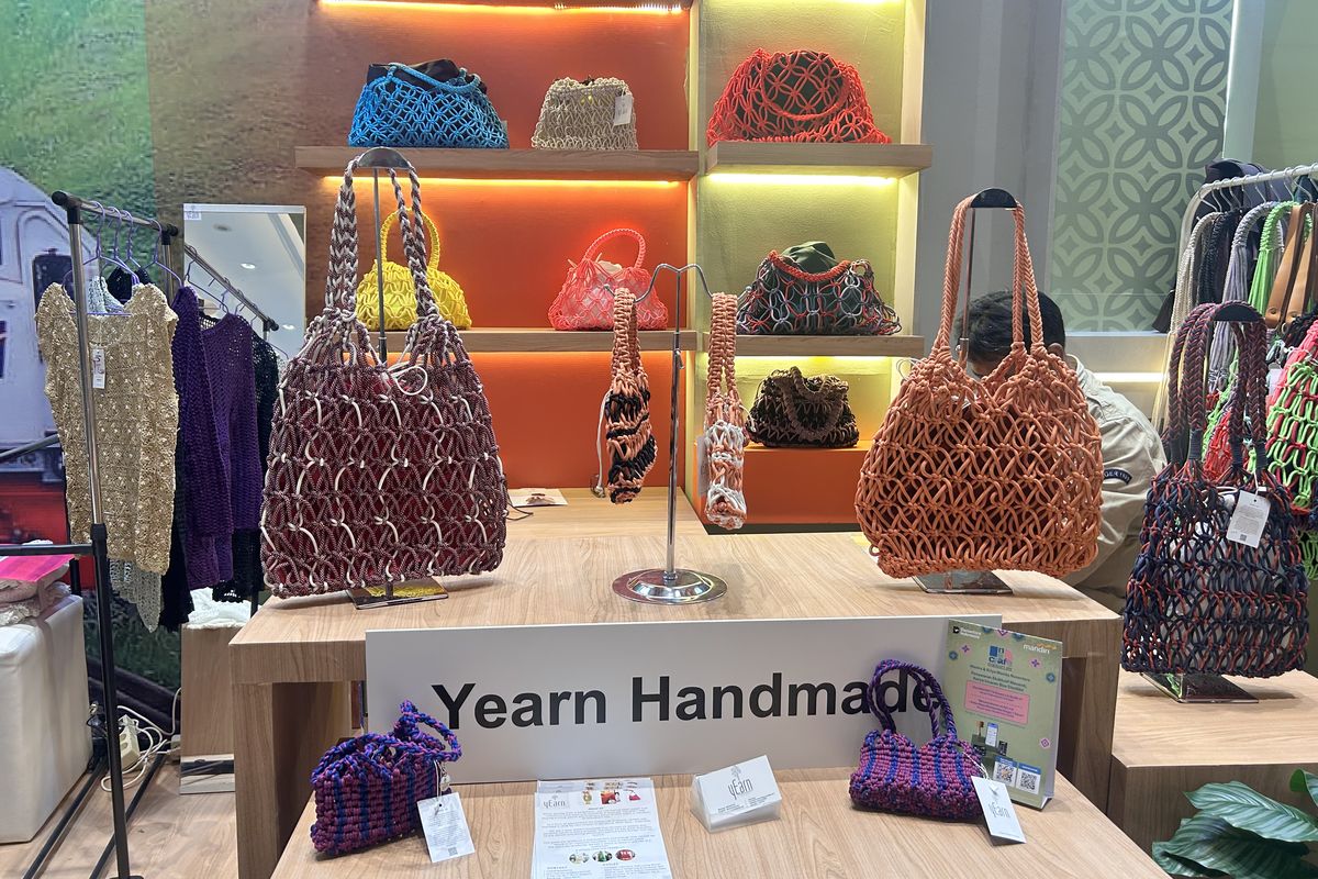 INACRAFT 2026, Bawa Uang Rp 300 Ribu, Dapat Apa Saja di INACRAFT 2026?, 1. Baju batik , 2. Kain jarik, 3. Sandal kasual hingga motif batik, 4. Daster bordir dan batik tulis, 5. Skort batik, 6. Aksesori dan gantungan kunci, 7. Vest batik   Produk UMKM yang ada di INACRAFT 2026 di Jakarta Convention Center, Jakarta Pusat, Rabu (4/2/2026)., 8. Tas dan dompet rajut