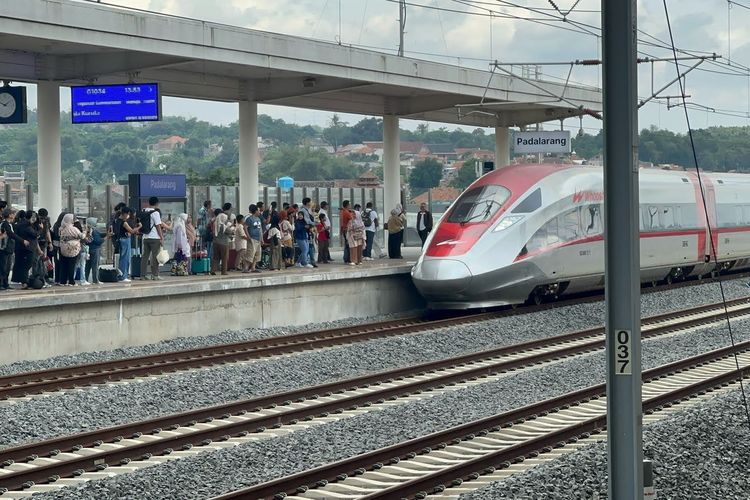 Mengapa Bahaya Main Layang-layang Dekat Rel Kereta Whoosh?
