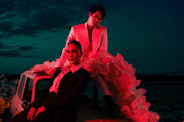anniversary, Luna Maya, 5 Gaya Foto Anniversary Luna Maya dan Maxime Bouttier, Tema Tukar Peran, 1. Konsep tukar peran yang tidak biasa, 2. Luna Maya tampil maskulin dengan setelan jas, 3. Maxime memakai outfit bernuansa feminin, 4. Nuansa editorial fashion, 5. Dominasi warna monokrom yang elegan
