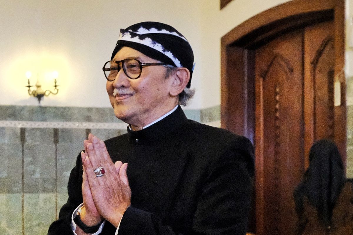 sosok Tedjowulan, Keraton Solo, Plt Raja Keraton Solo, Gusti Purbaya, Pakubuwono XIII, KGPA Tedjowulan, Plt Raja Keraton Kasunanan Surakarta, Sosok KGPA Tedjowulan, Mahamenteri yang Kini Jadi Plt Raja Keraton Solo, Dari Mahamenteri ke Plt Raja Keraton Solo, Menjaga stabilitas di tengah konflik internal, Menanggapi deklarasi Gusti Purbaya sebagai PB XIV, Profil Tedjowulan: adik raja, purnawirawan TNI, dan mantan “Raja Kembar”, Keberadaan Tedjowulan saat pemakaman PB XIII