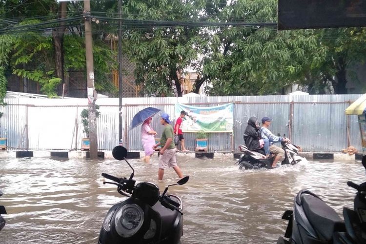 lubang jalan, Waspada, Genangan Air Bikin Lubang Jalan Tak Terlihat