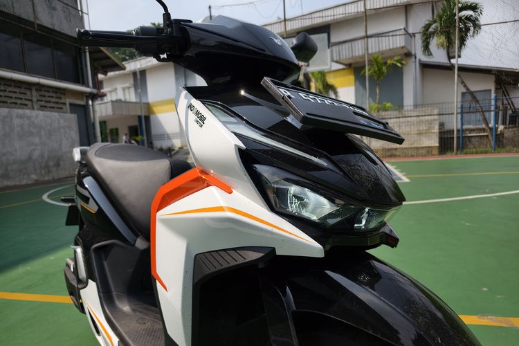 Sprinto, desain, motor listrik, Desain Indomobil Emotor Sprinto: Skutik Listrik Gaya Konvensional, Lekukan Bodi Samping dan Akomodasi Dek, Buritan yang Terasa Generik, Fitur Layar Sentuh dan Kompartemen Depan, Kapasitas Bagasi di Bawah Jok, Kesimpulan