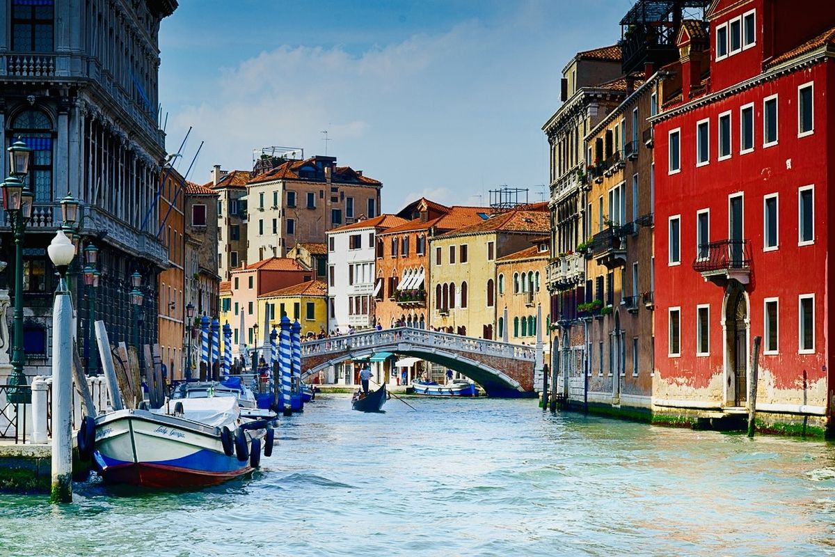 Venesia, Menikmati Venesia Tanpa Keramaian? Berikut Tips dan Rahasianya, Pilih taksi air pribadi, Sewa apartemen, Belanja dan masak sendiri di Pasar Rialto, Kunjungi Opera di Palazzo, Menjelajahi Venesia yang lebih tenang, Pemandangan terbaik dari San Giorgio Maggiore