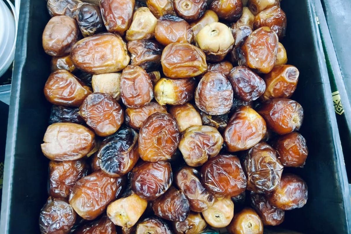 kurma, sirup kurma, Resep, Resep Membuat Sirup Kurma Alami, Minuman Sehat Pengganti Gula di Rumah, Bahan-bahan utama, Prosedur pembuatan, 2. Ekstraksi sari kurma, 3. Tahap reduksi (pengentalan), 4. Pendinginan dan penyimpanan