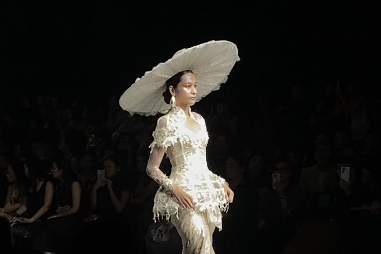 Eddy Betty, fashion show, Luminescence, Fashion Show, luminescence, eddy betty luminescence, fashion show luminescence, designer eddy betty, Luminescence, Karya Eksperimental Eddy Betty yang Terinspirasi Keindahan Pantai