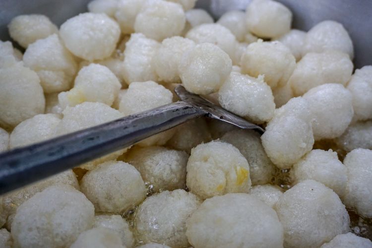 cara membuat cimol, cimol kopong, cara membuat cimol tanpa tapioka, tips memasak cimol, membuat cimol anti meledak, Tips Cimol Bulat Kopong dan Tidak Mudah Kempis, Tanpa Tepung Kanji!