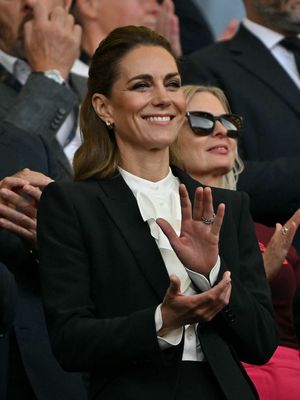 kate middleton, Princess of Wales, Putri Wales, gaya berpakaian Kate Middleton, Outfit Kate Middleton, gaya kate middleton, gaya rambut kate middleton, busana kate middleton, catherine middleton, gaya pakaian kate middleton, Outfit Kate Middleton Saat Nonton Rugby, Pakai Blazer Alexander McQueen