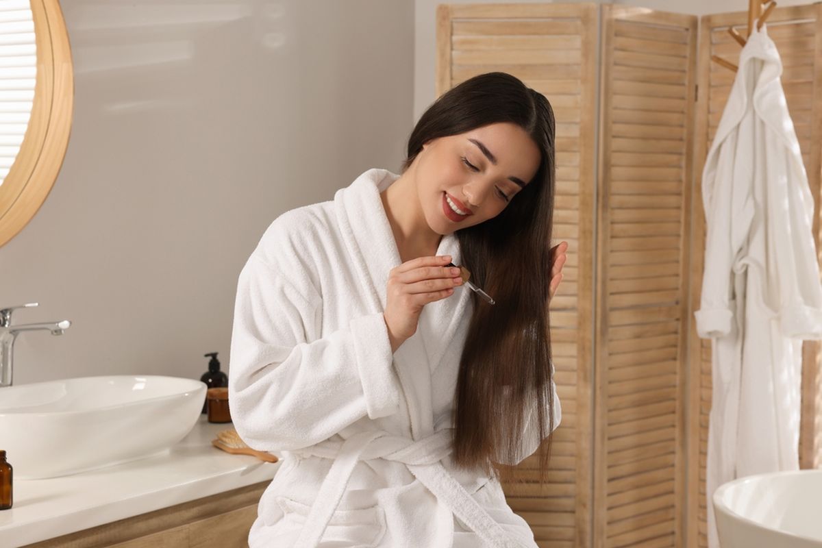 hair oil, perawatan rambut diwarnai, hair oil untuk rambut diwarnai, rambut yang diwarnai, hair oil mencegah kerusakan rambut, Penggunaan Hair Oil Bisa Melindungi Rambut Berwarna dari Kerusakan 