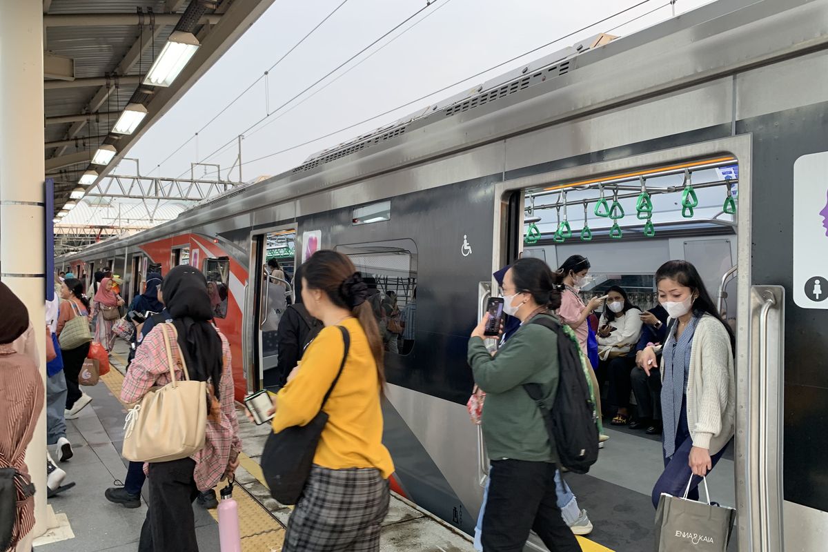 krl baru kapan beroperasi, krl cli 125, rute krl cli 125, tips naik krl cli 125, panduan naik krl untuk pemula, Naik KRL Baru CLI-125 di Lintas Bogor dan Cikarang, Simak 3 Tipsnya