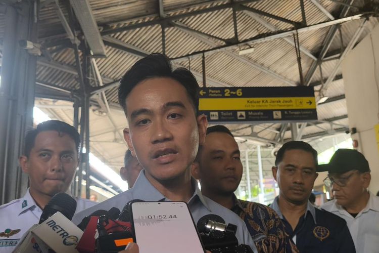 gugatan Rp 125 triliun Gibran, sidang Gibran PN Jakarta Pusat, isi petitum gugatan Gibran, kasus hukum Gibran Rakabuming, Subhan Palal advokat penggugat, syarat pendidikan calon wapres, KPU digugat terkait Gibran, berita sidang perdana Gibran, Sidang Gugatan Rp 125 Triliun terhadap Wapres Gibran Rakabuming, Ini Isi Petitum di PN Jakpus, Isi petitum gugatan terhadap Gibran dan KPU, Alasan Subhan menggugat Gibran, Subhan bantah ada motif politik, Profil singkat Subhan Palal, Jadwal sidang perdana