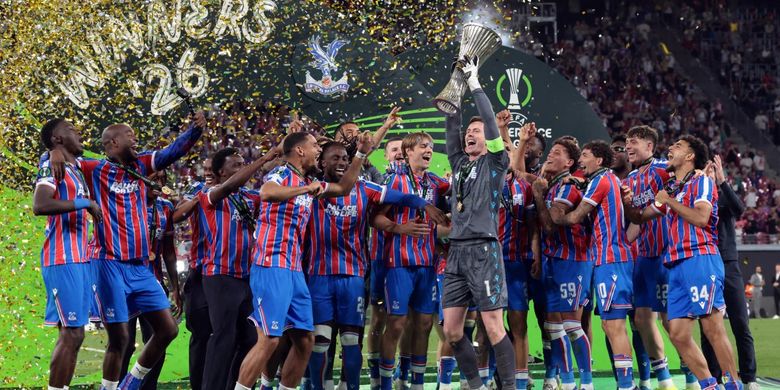Steve Parish, Oliver Glasner, Crystal Palace, Dougie Freedman, Wolfsburg, UEFA Conference League, Rayo Vallecano, Adam Wharton, Kisah 375 Hari Oliver Glasner: Persembahkan 3 Trofi ke Crystal Palace