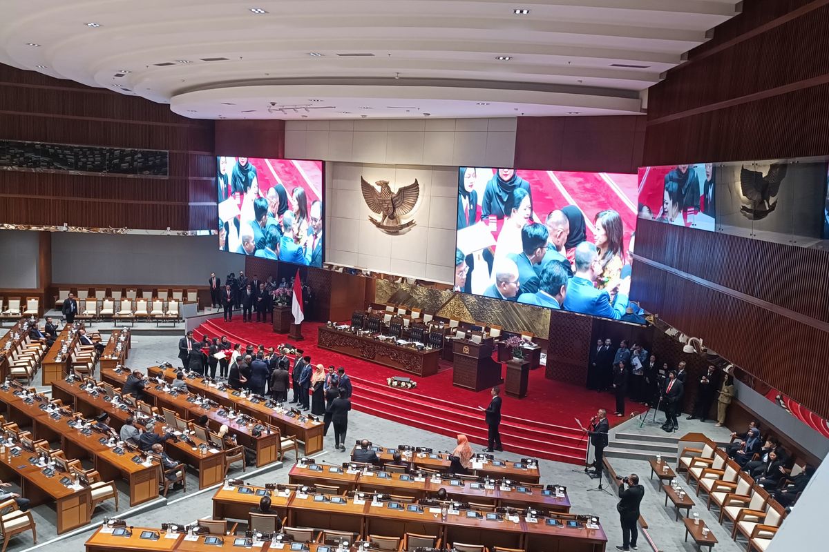DPR RI, gaji anggota dpr, gaji DPR, gaji anggota dpr ri, gaji DPR 3 juta per hari, Gaji Anggota DPR RI Bukan Rp 100 Juta, tapi Dapat Tunjangan Rumah Rp 50 Juta Per Bulan