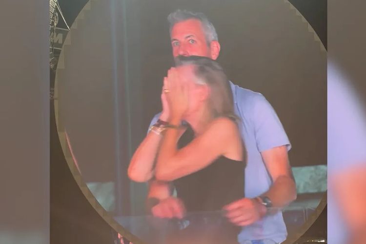 konser Coldplay, Chris Martin, konser coldplay, Chris Martin Ungkap Perselingkuhan CEO di Konsernya, Videonya Viral