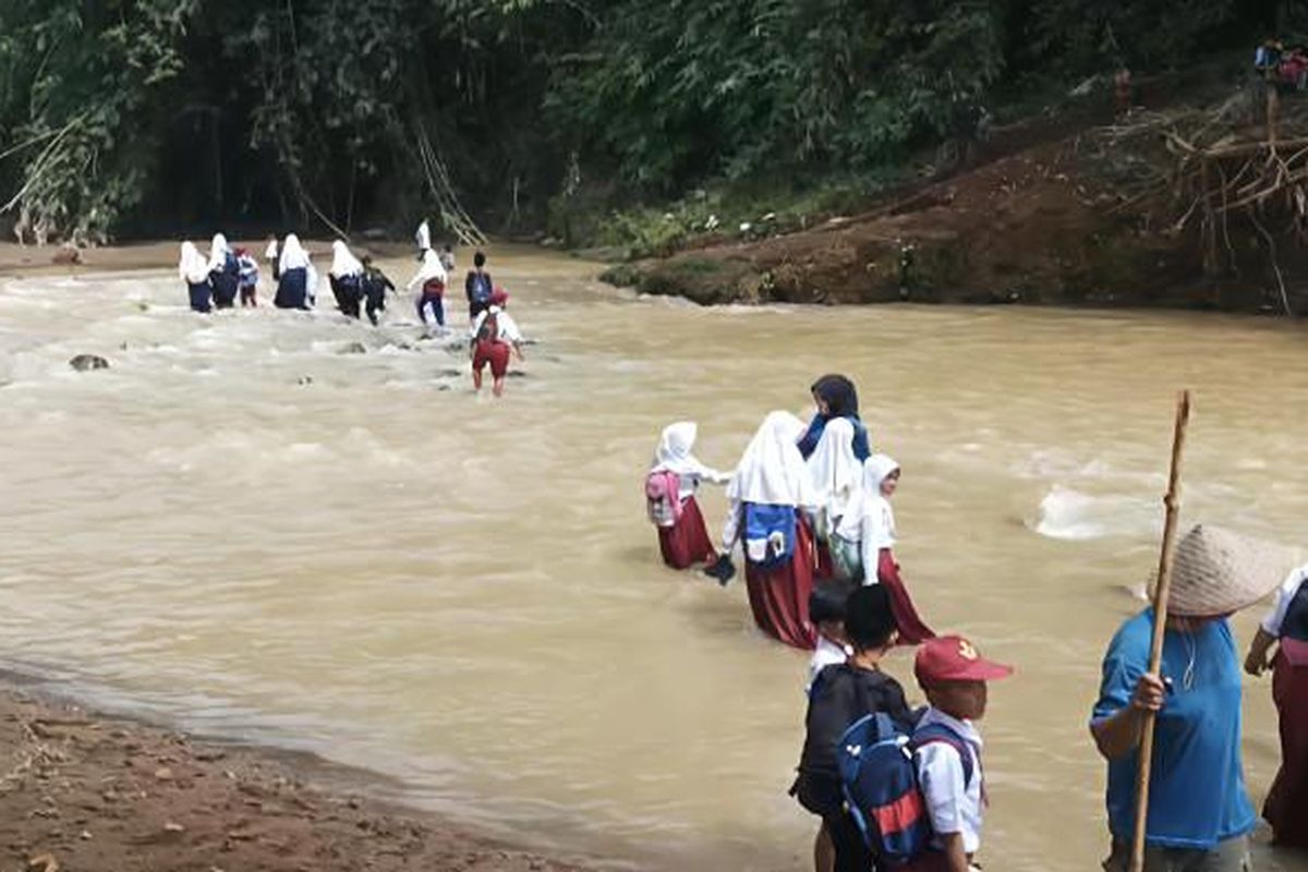 jawa barat, Dedi Mulyadi, Sukabumi, pelajar seberangi sungai ke sekolah, Jerit Pelajar di Sukabumi Harus Seberangi Sungai ke Sekolah, Minta Tolong Dedi Mulyadi