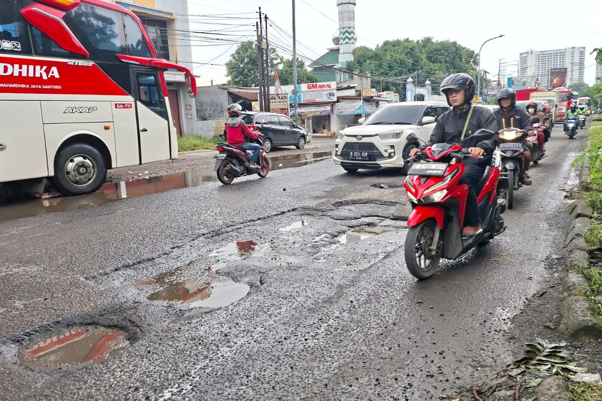 kecelakaan lalu lintas, Polda Metro Jaya, cuaca ekstrem, Kerusakan jalan, Jakarta Hadapi Kerusakan Jalan Akibat Cuaca Ekstrem