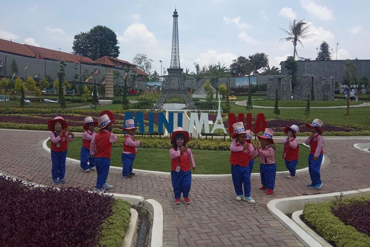 Puncak Bogor, tempat wisata di Puncak Bogor, libur sekolah, tempat wisata di bogor, tempat wisata di puncak bogor, puncak bogor, wisata bogor, 13 Tempat Wisata di Puncak Bogor, Cocok untuk Libur Sekolah dan Keluarga, 1. Agrowisata Gunung Mas: Jelajah Kebun Teh dan Wahana Seru, 2. Kentring Manik: Tempat Makan Hidden Gem di Jalur Puncak, 3. MiniMania Puncak: Keliling Dunia Tanpa Paspor, 4. Kembali ke Alam Puncak: Restoran Tepi Sungai Buka 24 Jam, 5. Enchanting Valley by Taman Safari: Wisata Keluarga Bernuansa Alam, 6. Kopi Tubing Puncak: Wisata Kuliner Plus Petualangan Sungai, 7. Cimory Dairyland Farm Theme Park: Dunia Peternakan Ramah Anak, 8. Taman Bunga Nusantara: Hamparan Bunga untuk Healing Keluarga, 9. Kuntum Farmfield: Bertani dan Berkuda di Tengah Kota, 10. Taman Safari Bogor: Ikon Wisata Satwa di Indonesia, 11. The Ranch Puncak: Naik Kuda dan Bertemu Hewan Lucu, 12. Nicole’s River Park: Wisata Foto dan Mini Zoo Kekinian, 13. Sakura Park MiniMania: Spot Foto Ala Jepang di Tengah Bogor