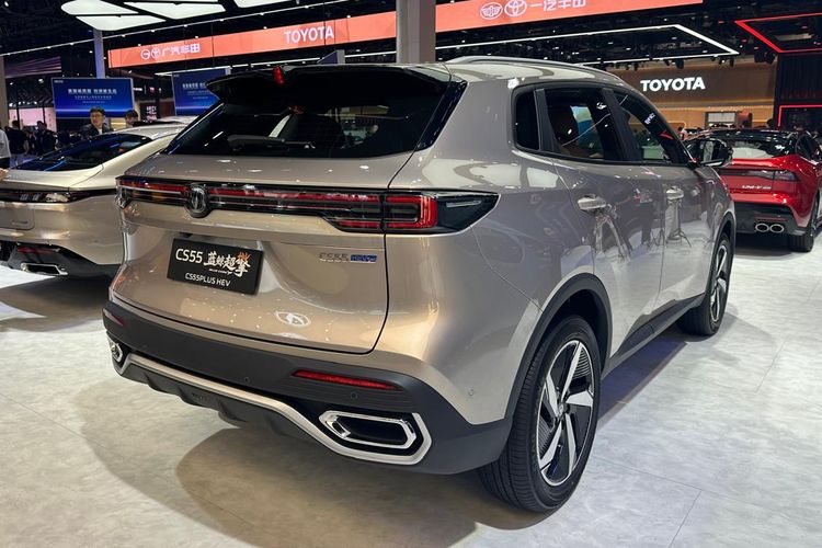 CS55 Plus HEV, SUV hybrid, Changan, BlueCore HEV, Ulik Spesifikasi Changan CS55 Plus HEV, Cocok Masuk ke Indonesia?, Desain Eksterior: Agresif dan Futuristis, Interior: Nyaman dengan Sentuhan Teknologi, Performa Mesin: Efisiensi Bertemu Tenaga, Fitur Keselamatan dan ADAS, Kesimpulan