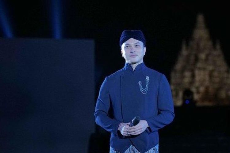 Nicholas Saputra, wastra nusantara, hut ke 80 ri, busana nicholas saputra, gaya nicholas saputra, 6 Gaya Nicholas Saputra dengan Busana Nusantara, Pakai Songkok Anyaman di HUT ke-80 RI, 1. Outer tenun kasual, 2. Beskap Jawa, 3. Nuansa adat di acara resmi, 4. Busana adat Bali dengan udeng, 5. Songkok anyaman, 6. Beskap hitam