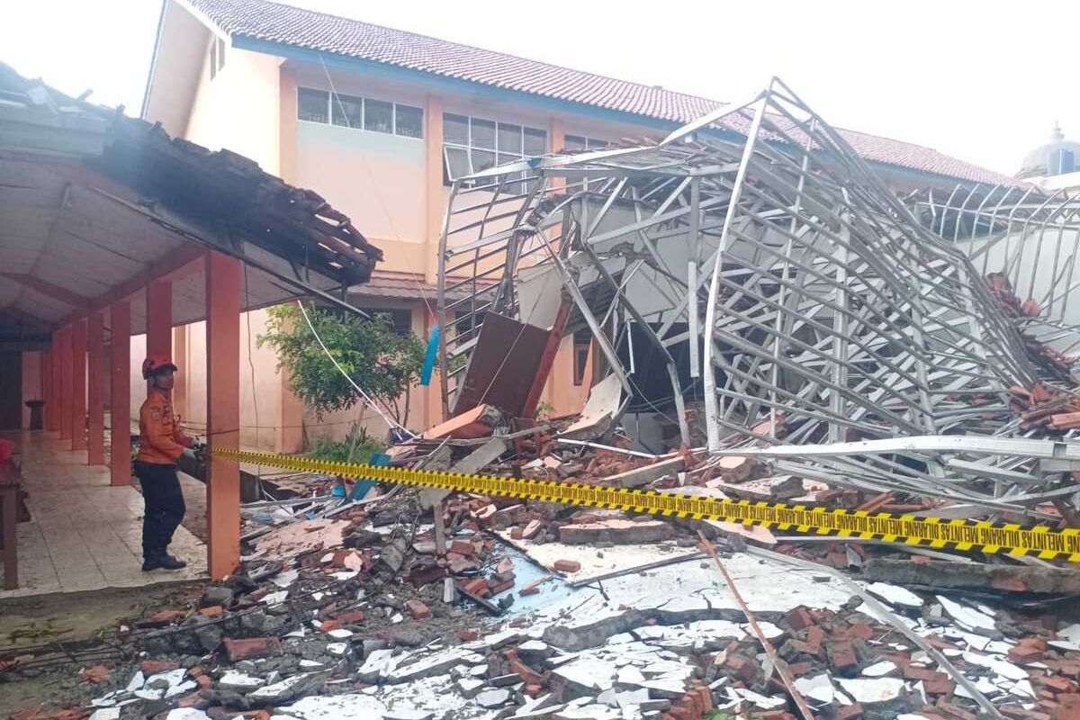 Dedi Mulyadi, Gubernur Jawa Barat, atap sekolah ambruk, sekolah ambruk di Bogor, SMKN 1 Gunung Putri, siswa korban sekolah ambruk, 44 Siswa Jadi Korban Atap Sekolah Ambruk di Bogor, KDM Tanggung Biaya Pemulihan dan Janji Bangun Kembali
