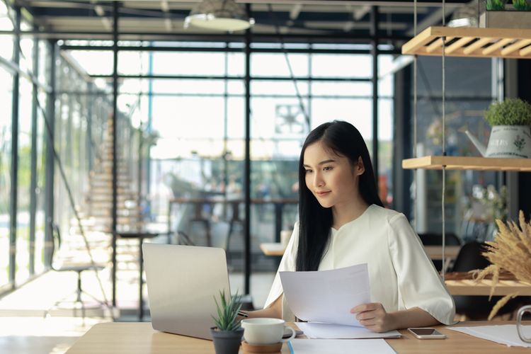work from cafe, Mengapa Banyak Orang Lebih Fokus Kerja di Kafe daripada di Rumah?, 1. Suasana baru yang merangsang panca indra, 2. Background noise yang menenangkan, 3. Ada tekanan sosial dari sesama pekerja yang WFC, 4. Tak ada kewajiban untuk multitasking, 5. Batasan waktu yang ketat
