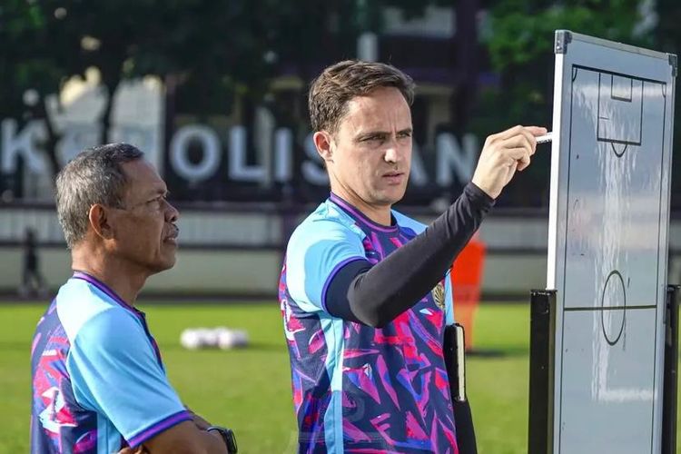 Bhayangkara FC, Super League, Paul Munster, Persib vs Bhayangkara FC, Persib Vs Bhayangkara FC, Paul Munster Tak Ingin Terpengaruh Hasil Negatif Maung