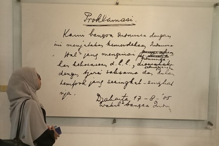 naskah asli proklamasi, naskah asli proklamasi ditulis di, dimana naskah asli teks proklamasi disimpan, dimana naskah asli proklamasi disimpan, naskah asli proklamasi ditulis, Sempat Hampir Hilang, Di mana Naskah Proklamasi Asli Tulisan Tangan Soekarno Sekarang?