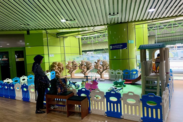Fasilitas di Stasiun Gambir, 20 Fasilitas di Stasiun Gambir untuk Penumpang, Banyak yang Gratis, 1. Area tunggu, 2. Restoran, 3. Toilet untuk disabilitas, 4. Area bermain anak (playground), 5. Taman dalam stasiun, 6. Luxury Lounge, 7. Dispenser air gratis, 8. Shower (tempat mandi) dan Locker (titip barang), 9. Musala, 10. Troli bagasi, 11. Porter, 12. Alat bantu jalan dan kursi roda, 13. Lift, 14. Minimarket, 15. Pos kesehatan, 16. Ruang menyusui, 17. Co-working space, 18. Akses transportasi umum, 19. Kursi pijat otomatis, 20. Hotel transit