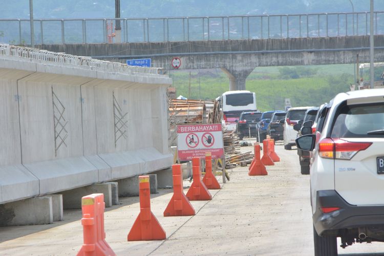 Mudik Lebaran, Tol Yogya-Solo, tol fungsional, arus mudik, mudik Lebaran 2025, Arus Mudik Lebaran 2025: Kendaraan Keluar dari Exit Toll Tamanmartani Meningkat