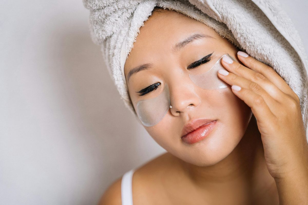 kulit kering, Urutan Skincare Pagi, Kulit Kering, urutan skincare pagi, urutan skincare, Urutan Skincare Pagi untuk Wanita dengan Kulit Kering, Urutan Skincare Pagi untuk Wanita kulit kering, Urutan Skincare untuk wanita kulit kering, urutan skincare wanita kulit kering, Urutan Skincare Pagi wanita kulit kering, urutan skincare wanita, Panduan Skincare Pagi untuk Kulit Kering, Cleanser sampai Sunscreen, 1. Bersihkan dengan pembersih wajah, 2. Lembapkan dengan toner, 3. Oleskan serum vitamin C, 4. Oleskan pelembap, 5. Akhiri dengan sunscreen