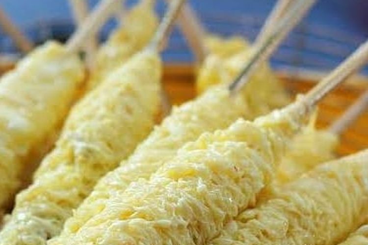 telur gulung, Cara bikin telur gulung, cara bikin telur gulung anti gagal, telur gulung enak, Tips Sukses Bikin Telur Gulung Ala Abang-abang, Dijamin Anti Gagal, 1. Gunakan telur dan air tanpa campuran tepung, 2. Gunakan botol kecil atau sendok sayur untuk menuang adonan, 3. Minyak harus panas, tetapi api jangan terlalu besar, 4. Teknik menggoreng yang tepat
