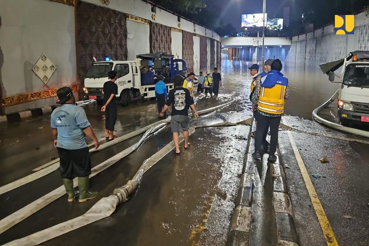 Bali, banjir, korban banjir, Banjir Bali, korban banjir bali, bali banjir bandang, bali banjir 2025, bali banjir, Banjir Bali 10 Oktober 2025, Kisah Pilu Korban Banjir Bali, Ibu dan Bayi Bertahan 5 Jam di Atas Plafon Menunggu Evakuasi, Kisah Saimah dan Keluarga Bertahan di Atas Plafon, Kisah Kadek Aris: Rumah Luluh Lantak, Data Posko Pengungsi Banjir di Denpasar dan Jembrana, BNPB: Curah Hujan Ekstrem Tak Terprediksi, Status Tanggap Darurat dan Bantuan Pemerintah, Tantangan bagi Warga Ngekos