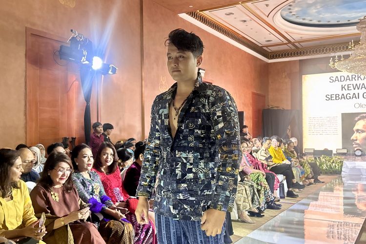 batik, industri fashion, Guruh Soekarnoputra, wastra nusantara, wastra nusantara contoh, limbah perca, Guruh Soekarnoputra Ubah Limbah Perca Batik Jadi Busana Bernilai Seni, Guruh Soekarnoputra ubah limbah perca jadi busana bernilai seni, Kepedulian Guruh Soekarnoputra pada daur ulang dan lingkungan, Mengangkat wastra Nusantara sebagai identitas dan pengabdian, Mendorong generasi muda untuk melestarikan budaya