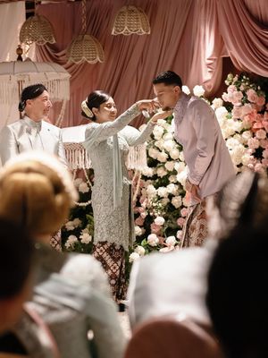 5 Gaya Siraman Justin Hubner, Tampil Gagah dengan Busana Adat Jawa, 1. Busana beskap bernuansa klasik, 2. Nuansa warna lembut dan elegan, 3. Menjalani prosesi siraman sebelum pernikahan   Gaya siraman Justin Hubner sebelum menikah dengan Jennifer Coppen, tampil gagah dalam busana adat Jawa., 4. Menampilkan sisi berbeda Justin Hubner, 5. Midodareni sebagai simbol harapan dan doa
