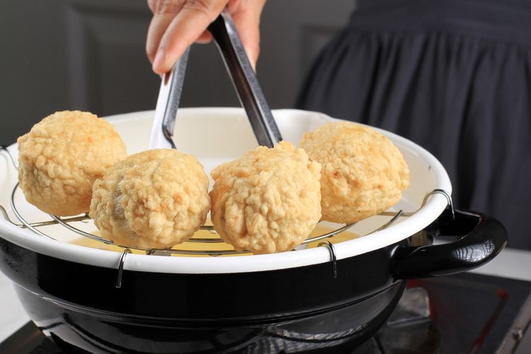 resep bakso ikan, cara membuat bakso goreng, resep bakso goreng ayam, resep bakso goreng, bakso goreng, bakso ayam goreng, bakso ikan goreng, bakso ikan teri goreng, cara menyimpan bakso, resep bakso goreng rumahan, Resep dan Cara Membuat Beragam Bakso Goreng Rumahan, Berbahan Ayam hingga Ikan Lele, 1. Bakso Ayam Goreng, 2. Bakso Ikan Goreng, 3. Bakso Ikan Teri Goreng, 4. Bakso Ikan Gabus Goreng, 5. Bakso Ikan Lele Goreng