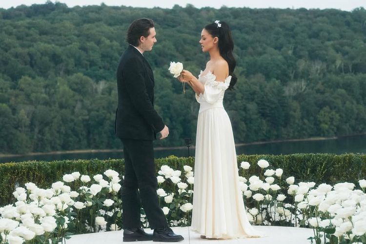 Brooklyn Beckham, Nicola Peltz, nicola peltz gaun vintage, 7 Detail Gaya Nicola Peltz Saat Pembaruan Janji Nikah, Pakai Gaun 1980-an Milik Ibu, 1. Gaun off-the-shoulder, 2. Body korset yang anggun, 3. Rok panjang jatuh natural, 4. Detail bunga pada lengan, 5. Tatanan rambut dan makeup, 6. Aksesori sederhana namun elegan, 7. Busana Brooklyn Beckham