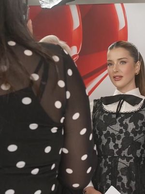 Meryl Streep, Anne Hathaway, The Devil Wears Prada, Andy Sachs, Miranda Priestly, Tasya Farasya, 7 Gaya Tasya Farasya saat Interview Meryl Streep dan Anne Hathaway, Sentuhan Couture, 1. Dominasi warna hitam-putih yang klasik, 2. Detail lace yang memberi tekstur mewah, 3. Siluet panjang bergaya formal, 4. Sentuhan kerah pita bernuansa klasik, 5. Potongan fitted di bagian atas, 6. Rok bervolume yang memberi efek dramatis, 7. Tata rambut sleek untuk menyeimbangkan keseluruhan look