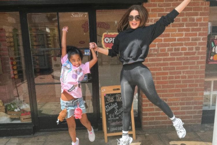 stres, khloe kardashian, cara mengatasi stres, cara mengelola stres, cara khloe kardashian mengelola stres, khloe kardashian olahraga, 6 Cara Khloe Kardashian Mengatasi Stres, Tak Hanya untuk Fisik, 1. Olahraga tak hanya untuk tubuh, tapi juga pikiran, 2. Jadikan kebugaran sebagai gaya hidup harian, 3. Memberi waktu pada diri sendiri, 4. Merawat kesehatan mental lewat me time, 5. Dikelilingi orang-orang positif, 6. Fokus pada rasa, bukan angka di timbangan
