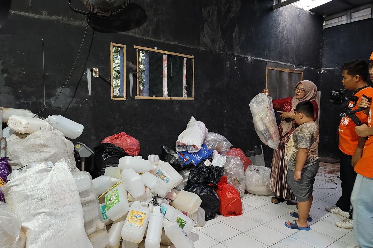 Belajar dari Gang Hijau Srengseng: Menabung Sampah, Mendulang Rupiah