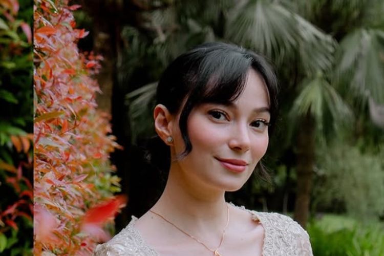 Asmirandah, gaya rambut Asmirandah, gaya rambut asmirandah, asmirandah sekarang, Asmirandah di Drama Series Awards 2025, 8 Gaya Rambut Asmirandah, Anggun dan Elegan, 1. Long Wavy Hair, 2. Elegant Updo dengan Poni Wispy, 3. Sanggul Rendah Natural Waves, 4. Sleek Hair di Acara Awards 2025, 5. Messy Bun dengan Sentuhan Kasual, 6. Voluminous Curls dengan Glam Touch, 7. Blowout Hair dengan Poni, 8. Casual Relax Look