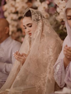 6 Detail Style Syifa Hadju Saat Pengajian Jelang Nikah, Nuansa Pastel, 1. Busana Bernuansa Pastel yang Lembut, 2. Siluet Longgar, 3. Material Lace dan Tulle yang Mewah, 4. Veil Panjang yang Dramatis, 5. Makeup Soft Glam yang Natural, 6. Aksesori Minimalis yang Berkelas